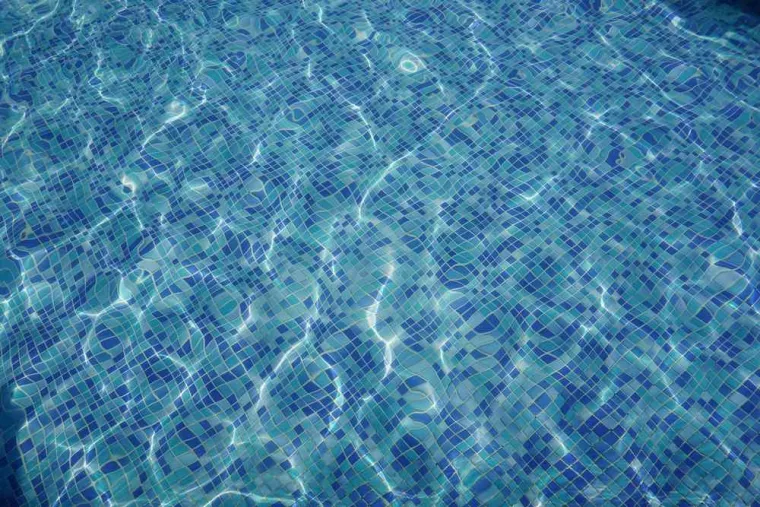 Entretien des joints d'une mosaïque de piscine creusée, Roquebrune-sur-Argens, ADC Polyester