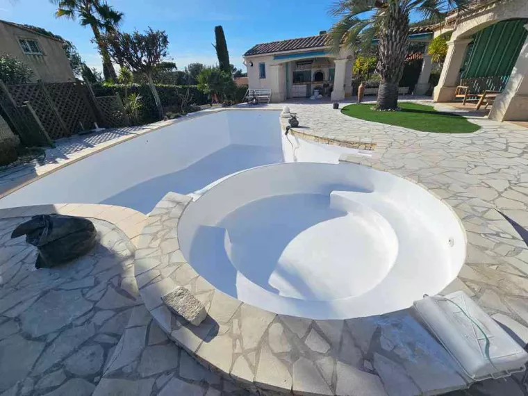 Pose d'un revêtement de piscine en résine polyester, Roquebrune-sur-Argens, ADC Polyester