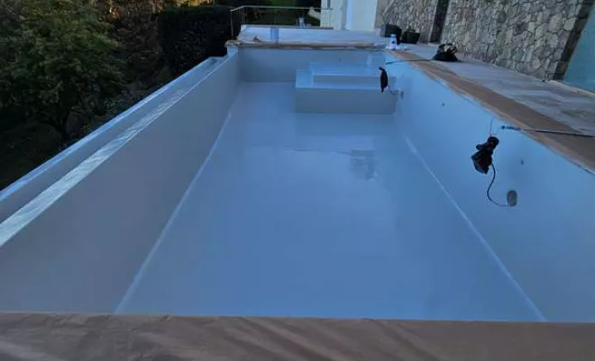 Rénovation de piscine en polyester, Roquebrune-sur-Argens, ADC Polyester