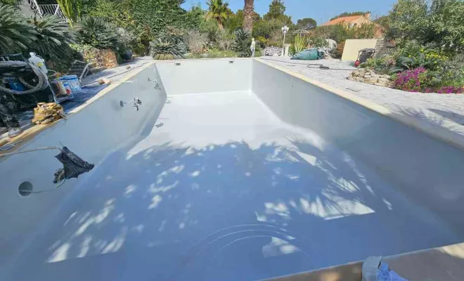 Rénovation de piscine en polyester, Roquebrune-sur-Argens, ADC Polyester