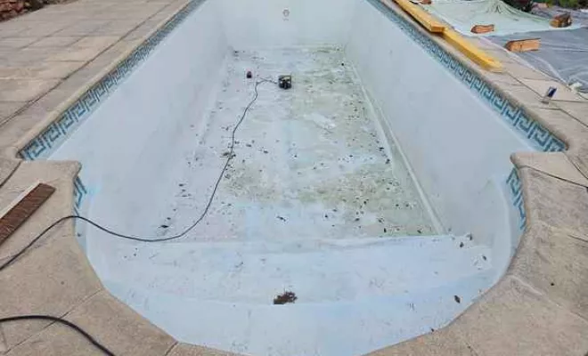 Rénovation de piscine en polyester, Roquebrune-sur-Argens, ADC Polyester