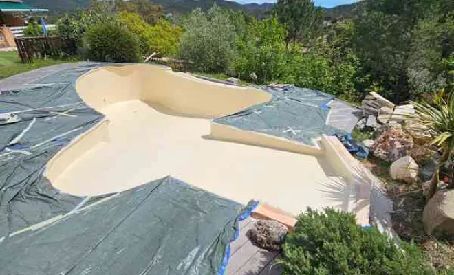 Rénovation de piscine en polyester, Roquebrune-sur-Argens, ADC Polyester