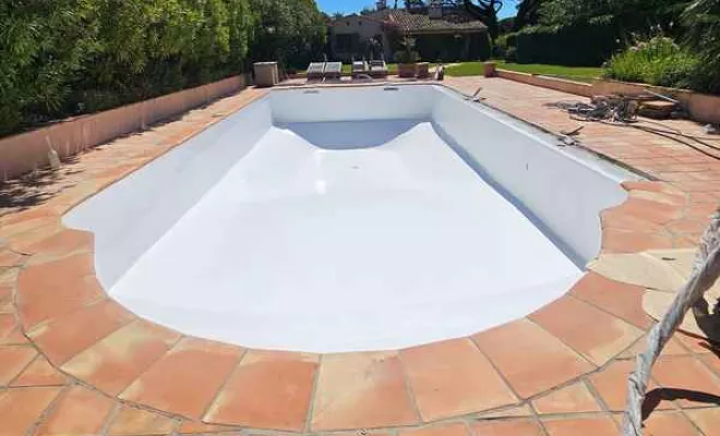 Rénovation de piscine en polyester, Roquebrune-sur-Argens, ADC Polyester