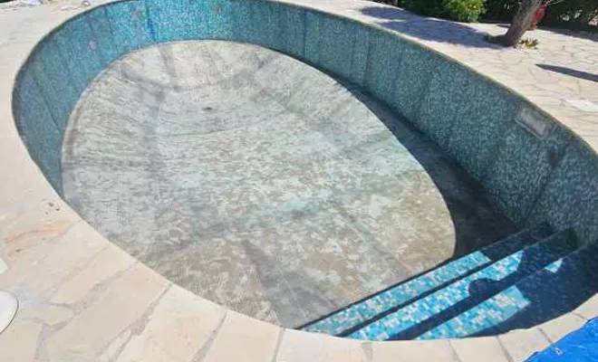 Rénovation de piscine en polyester, Roquebrune-sur-Argens, ADC Polyester