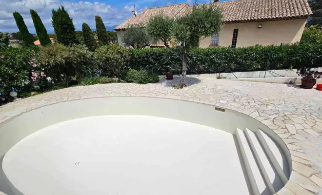 Rénovation de piscine en polyester, Roquebrune-sur-Argens, ADC Polyester