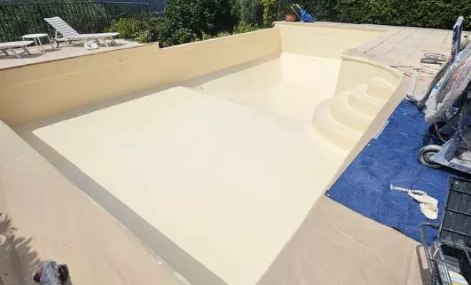 Rénovation de piscine en polyester, Roquebrune-sur-Argens, ADC Polyester