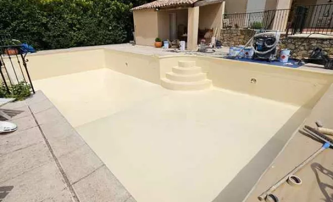 Rénovation de piscine en polyester, Roquebrune-sur-Argens, ADC Polyester