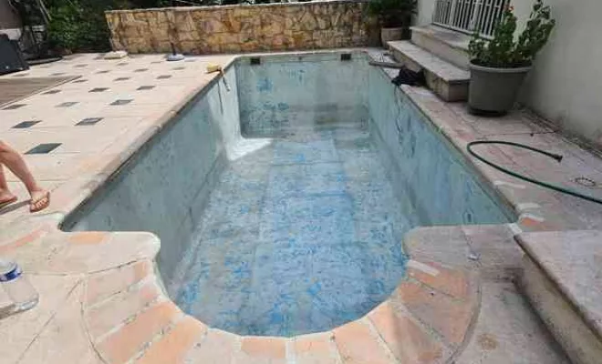 Rénovation de piscine en polyester, Roquebrune-sur-Argens, ADC Polyester