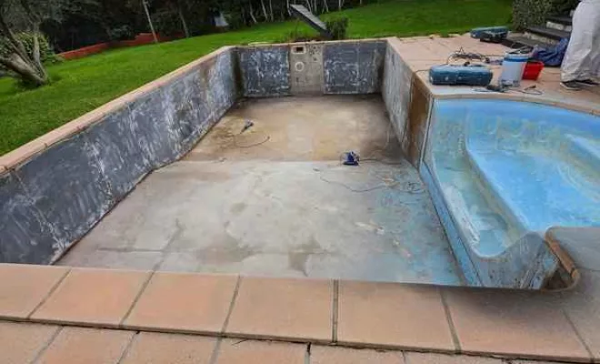 Rénovation de piscine en polyester, Roquebrune-sur-Argens, ADC Polyester