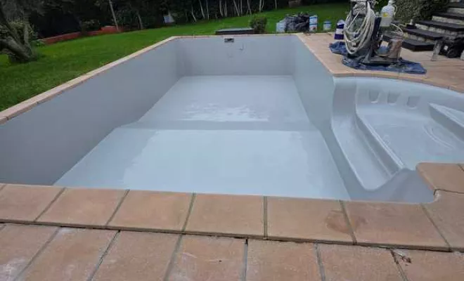 Rénovation de piscine en polyester, Roquebrune-sur-Argens, ADC Polyester