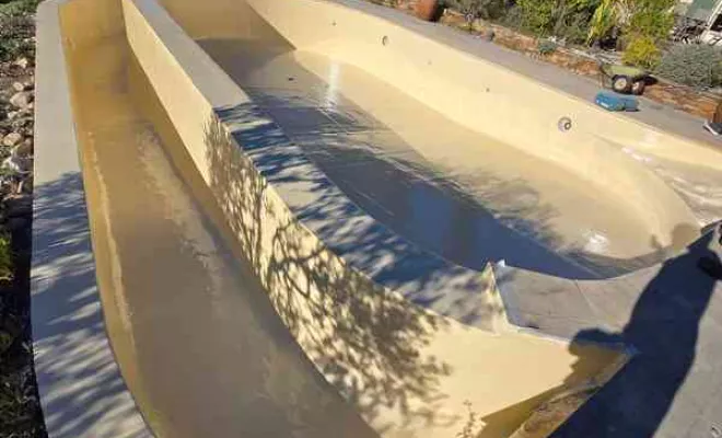 Rénovation de piscine en polyester, Roquebrune-sur-Argens, ADC Polyester