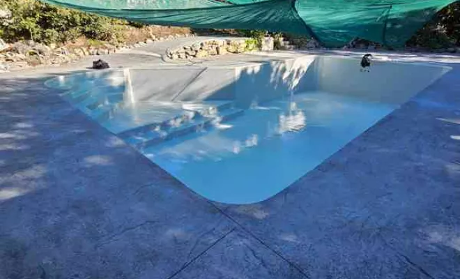Rénovation de piscine en polyester, Roquebrune-sur-Argens, ADC Polyester