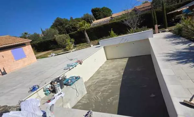Rénovation de piscine en polyester, Roquebrune-sur-Argens, ADC Polyester