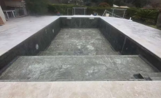 Rénovation de piscine en polyester, Roquebrune-sur-Argens, ADC Polyester