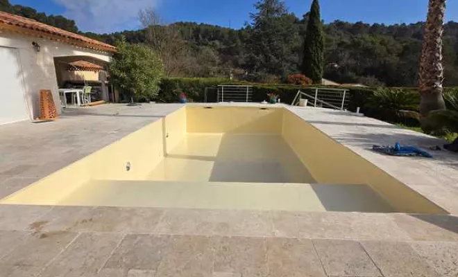 Rénovation de piscine en polyester, Roquebrune-sur-Argens, ADC Polyester