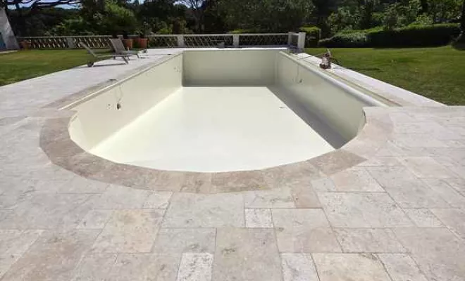 Rénovation de piscine en polyester, Roquebrune-sur-Argens, ADC Polyester