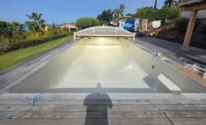 Rénovation de piscine en polyester, Roquebrune-sur-Argens, ADC Polyester