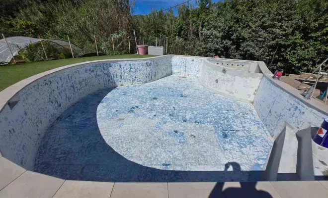 Rénovation de piscine en polyester, Roquebrune-sur-Argens, ADC Polyester