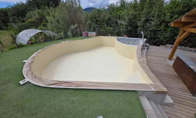 Rénovation de piscine en polyester, Roquebrune-sur-Argens, ADC Polyester