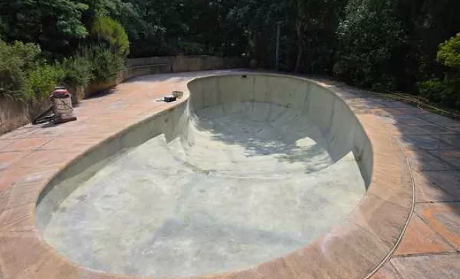 Rénovation de piscine en polyester, Roquebrune-sur-Argens, ADC Polyester