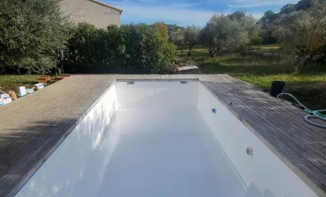 Rénovation de piscine en polyester, Roquebrune-sur-Argens, ADC Polyester