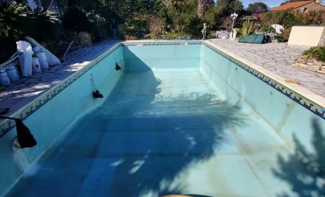 Rénovation de piscine en polyester, Roquebrune-sur-Argens, ADC Polyester