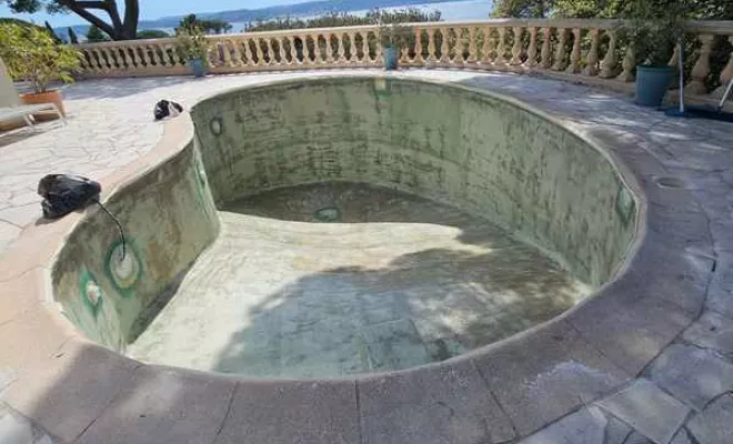 Rénovation de piscine en polyester, Roquebrune-sur-Argens, ADC Polyester