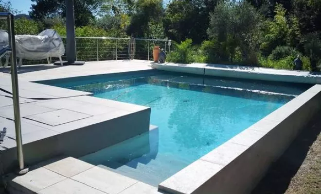 Rénovation de piscine en polyester, Roquebrune-sur-Argens, ADC Polyester