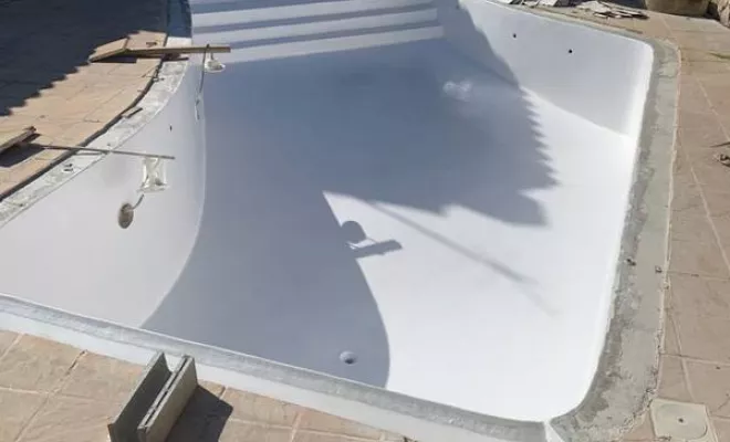 Rénovation de piscine en polyester, Roquebrune-sur-Argens, ADC Polyester