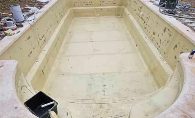 Rénovation de piscine en polyester, Roquebrune-sur-Argens, ADC Polyester